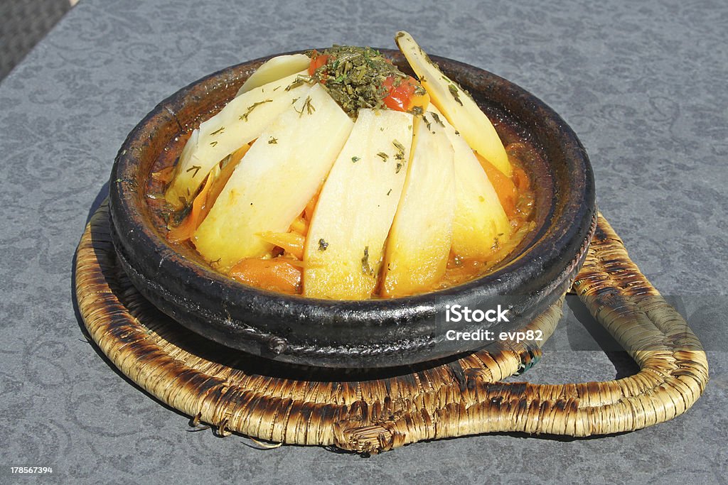 モロッコ国立料理-タジーンの肉と野菜 - ��ヒヨコマメのロイヤリティフリーストックフォト