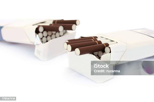Sigarette - Fotografie stock e altre immagini di Aperto - Aperto, Aprire, Assuefazione
