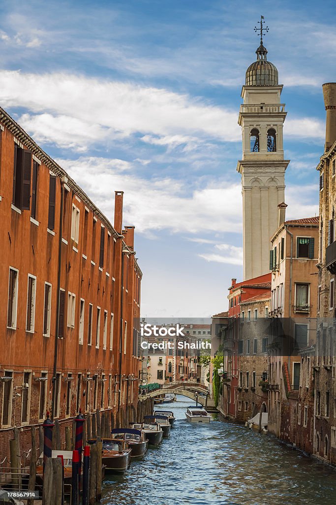 Edifícios antigos em um canal em Veneza - Foto de stock de Arquitetura royalty-free