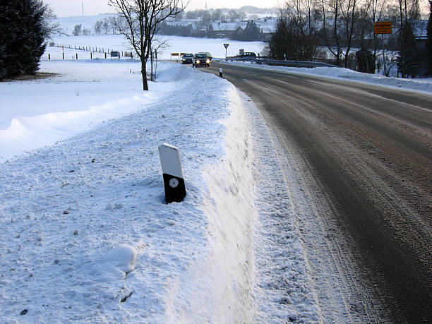 snowy road - foto’s van aarde stockfoto's en -beelden