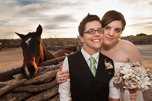 mariés de même sexe à cheval - homosexual wedding married engagement photos et images de collection