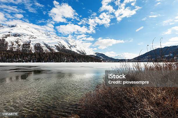 Alpine Lago Helado Foto de stock y más banco de imágenes de Agua - Agua, Aire libre, Alpes Europeos