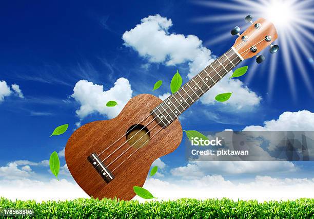 Ukulele Mit Blauem Himmel Stockfoto und mehr Bilder von Akustikgitarre - Akustikgitarre, Ausrüstung und Geräte, Blau