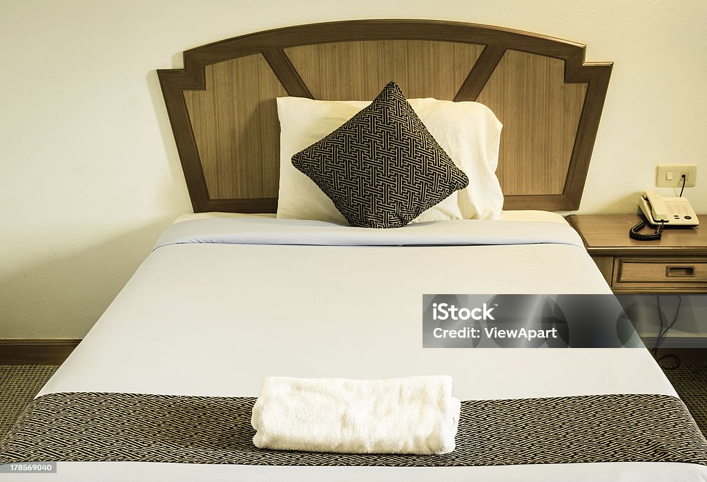 빈티지 킹 사이즈 침대 1개 - 로열티 프리 0명 스톡 사진