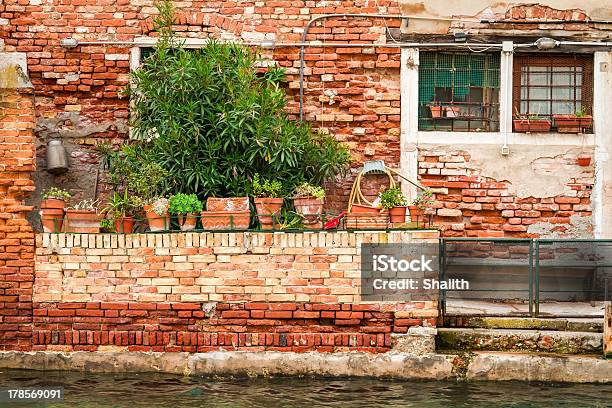 Foto de Cabana Arruinada Casa Em Um Canal Em Veneza e mais fotos de stock de Arquitetura - Arquitetura, Atracado, Cultura Europeia