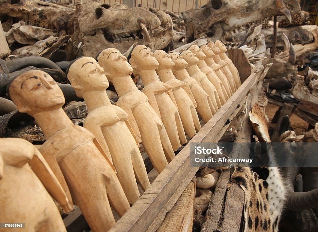 Vudu Dolls no mercado de Fetiche em Lomé, África, o Togo; - Royalty-free Cabeça Encolhida Foto de stock