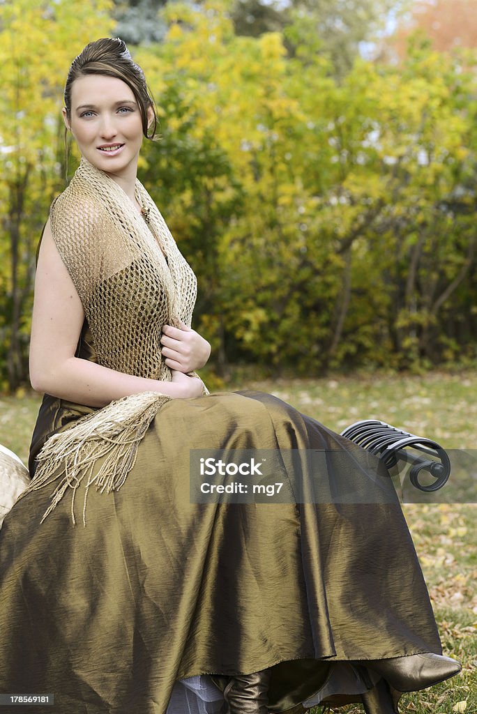 teen brunette portrait à l'extérieur sur un banc de musculation - Photo de 16-17 ans libre de droits