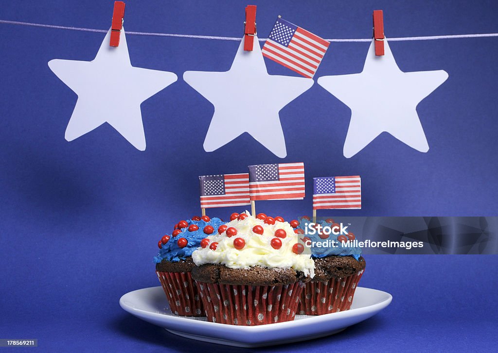 Fourth of July cupcakes e pinos em uma linha de estrelas. - Foto de stock de 4 de Julho royalty-free