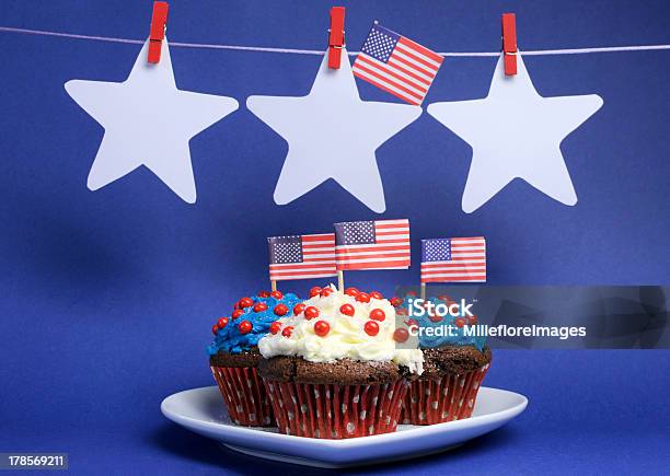 Foto de Fourth Of July Cupcakes E Pinos Em Uma Linha De Estrelas e mais fotos de stock de 4 de Julho