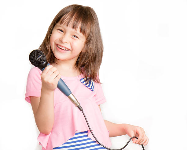 Kind spielt mit Mikrofon – Foto