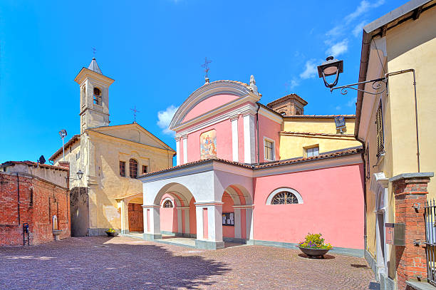 두 개의 첨탑으로 도시의 바롤로 (barolo), italy. - italian chapel 뉴스 사진 이미지