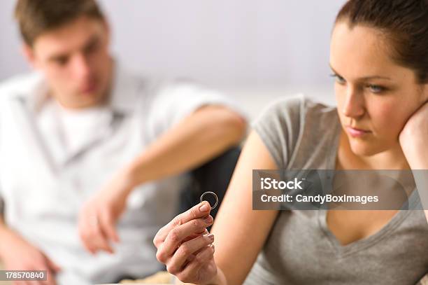 Junges Paar Ehe Problem Stockfoto und mehr Bilder von Ehefrau - Ehefrau, Ring - Schmuck, Scheidung