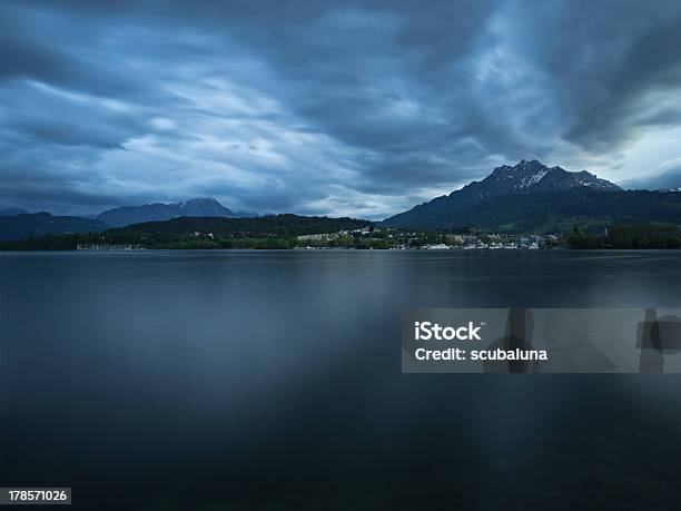 Monte Pilatus Al Crepuscolo - Fotografie stock e altre immagini di Acqua - Acqua, Ambientazione esterna, Ambientazione tranquilla