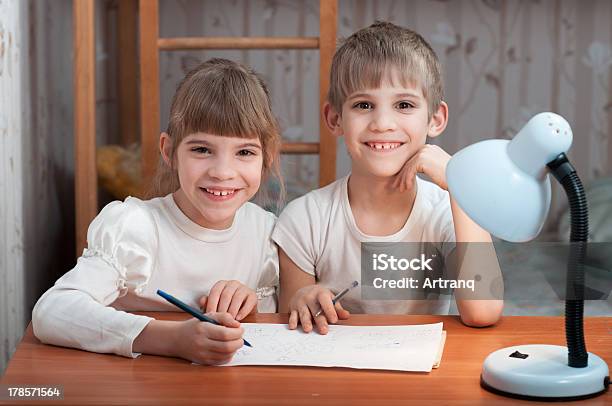 Los Niños De Dibujo En Papel Foto de stock y más banco de imágenes de Aprender - Aprender, Belleza, Blanco - Color