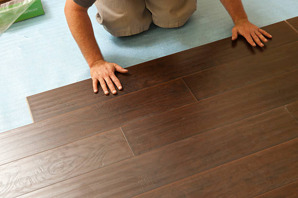 uomo, l'installazione di nuovi pavimenti in legno laminato - wood laminate flooring foto e immagini stock