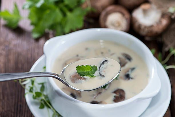 sopa de champiñones crema - sopa de crema fotografías e imágenes de stock