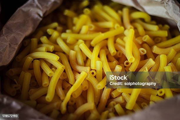 Pasta Foto de stock y más banco de imágenes de Amarillo - Color - Amarillo - Color, Bolsa de papel, Comida italiana