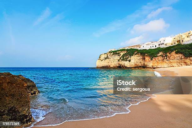Foto de Carvoeiro Portuguesa Na Praia E Mar Azul Cristalino Verão e mais fotos de stock de Algarve