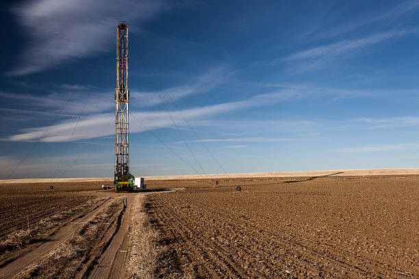 Fracking drilling in colorado A fracking rig sits in an farmers field in Colorado natural gas extraction stock pictures, royalty-free photos & images