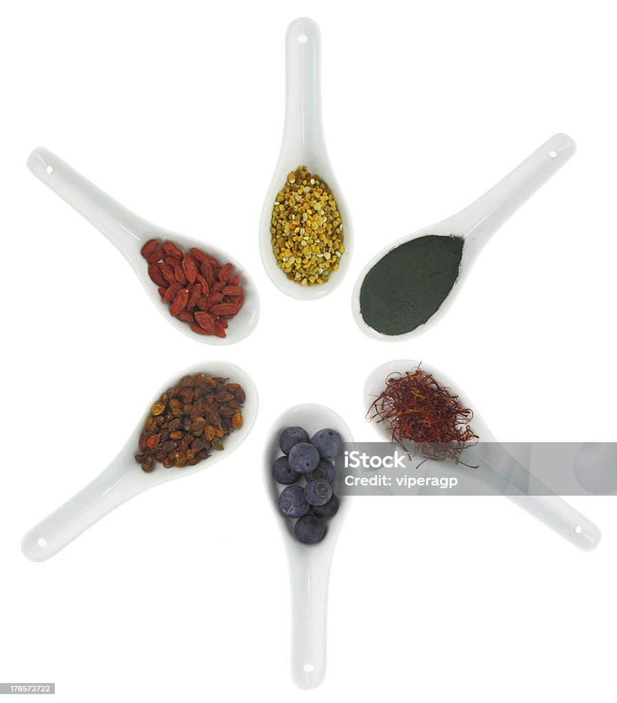 Superfoods en vajilla de porcelana spoons. Polen, bayas, blueberrie goji - Foto de stock de Alimento libre de derechos