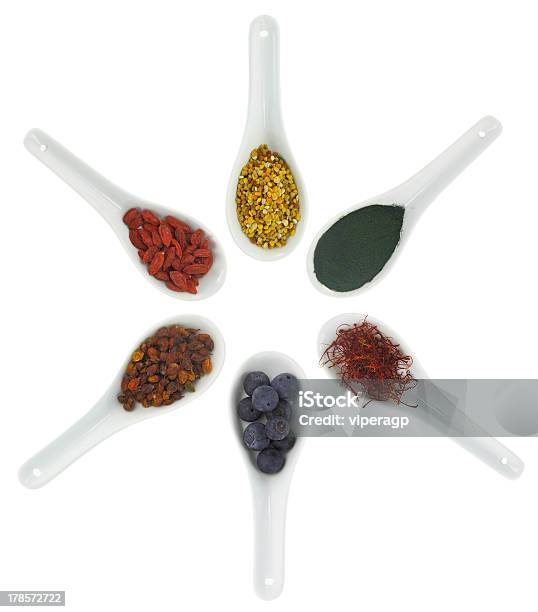 Superfoods En Vajilla De Porcelana Spoons Polen Bayas Blueberrie Goji Foto de stock y más banco de imágenes de Alimento