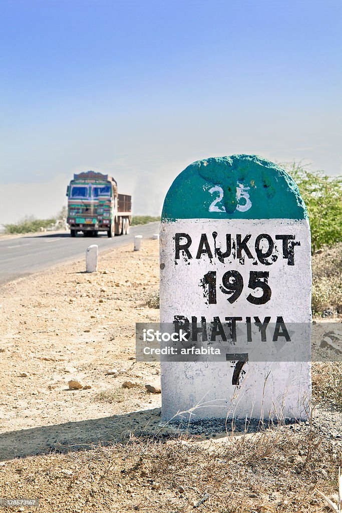Segno di direzione e l'obiettivo di Rajkot India - Foto stock royalty-free di Camionista