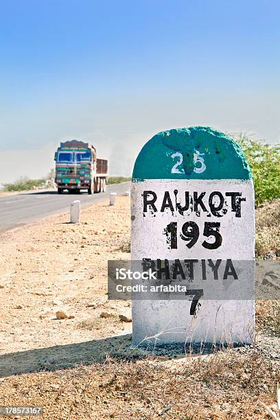 Segno Di Direzione E Lobiettivo Di Rajkot India - Fotografie stock e altre immagini di Camionista - Camionista, Ambientazione esterna, Blu