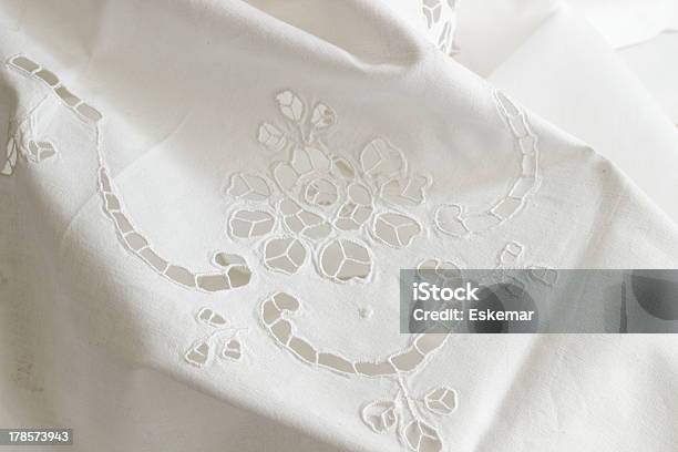 Tovaglia Con Emroidery - Fotografie stock e altre immagini di Cucina - Cucina, Romanticismo - Concetto, Scena rurale