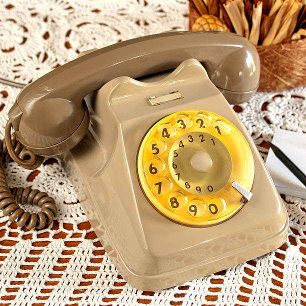 old 병역을 - retro revival telephone human hand toned image 뉴스 사진 이미지