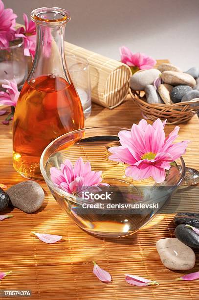 Spa De Vida Foto de stock y más banco de imágenes de Aceites esenciales - Aceites esenciales, Armonía - Concepto, Aromaterapia