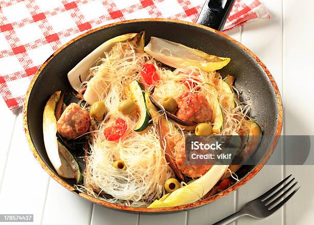 Meatballs E Macarrão - Fotografias de stock e mais imagens de Almoço - Almoço, Almôndegas, Azeitona Verde