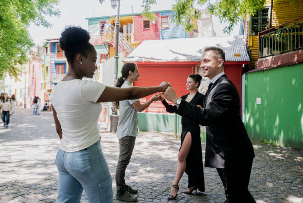 homem artista de rua ensinando tango a turista em caminito, buenos aires, argentina - young adult argentinian culture argentinian ethnicity black - fotografias e filmes do acervo