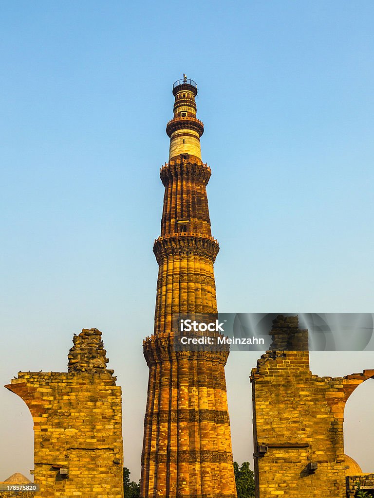 Famosa torre di Qutb Minar a Delhi, India - Foto stock royalty-free di Antico - Condizione