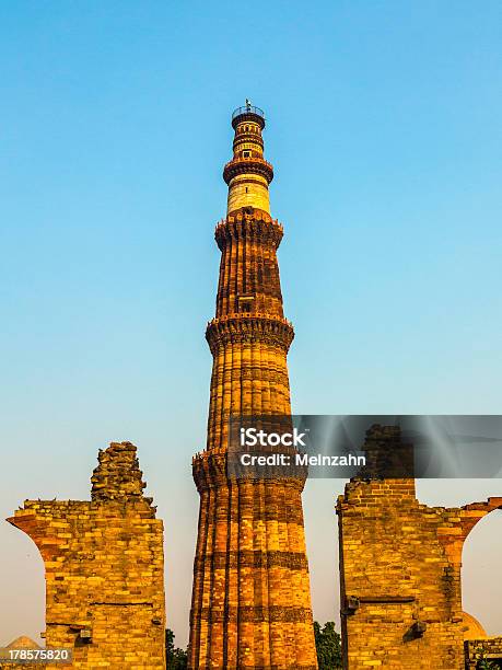 Famosa Torre Di Qutb Minar A Delhi India - Fotografie stock e altre immagini di Antico - Condizione - Antico - Condizione, Arabesco - Stili, Architettura