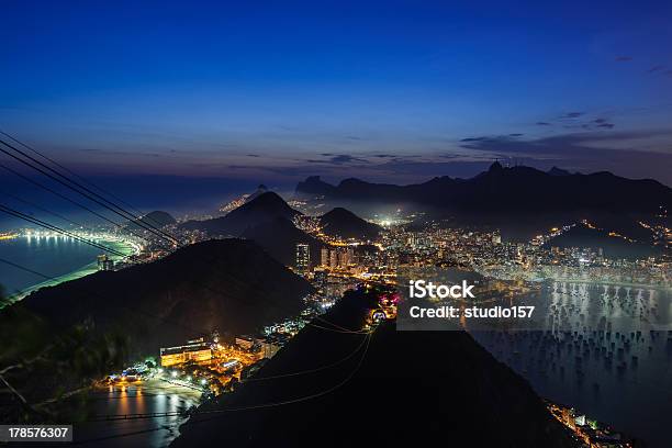 Nigthfall En Sugerloaf Las Montañas Rio De Janeiro Vista A Corcovado Foto de stock y más banco de imágenes de Aire libre