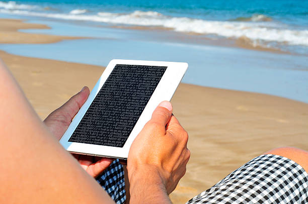 読書には、電子ブック - reading beach e reader men ストックフォトと画像