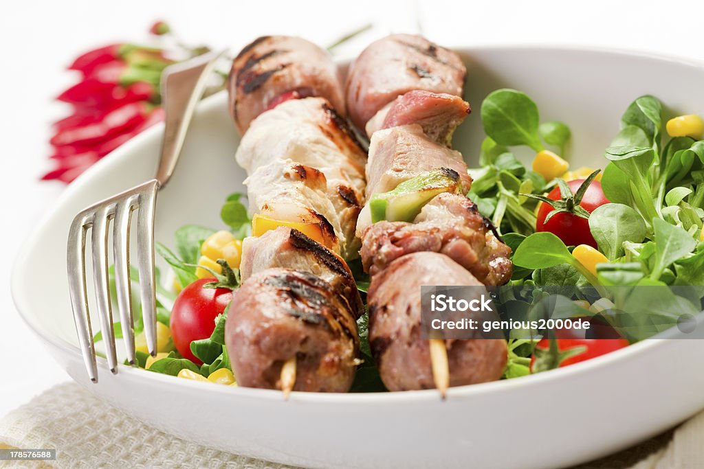 Spiedini di carne sul tavolo bianco - Foto stock royalty-free di Alimentazione sana