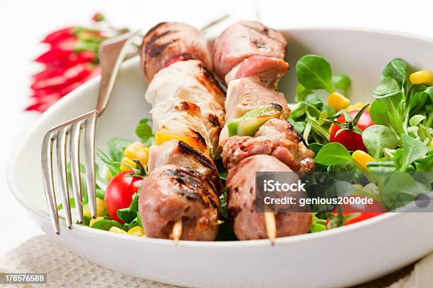 Foto de Espetinhos De Carne Na Mesa Branca e mais fotos de stock de Alimentação Saudável - Alimentação Saudável, Amarelo, Calor