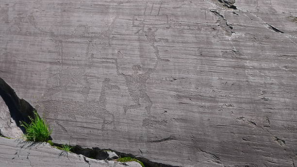 esculturas rupestres de em valcamonica - carved rock imagens e fotografias de stock