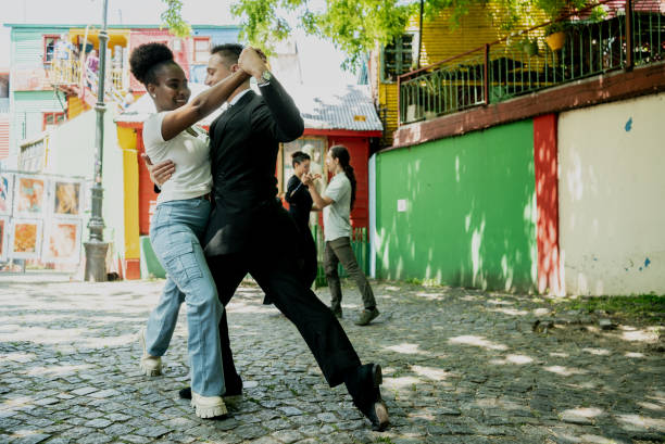 street artist man teaching tango to tourist on caminito, buenos aires, argentina - young adult argentinian culture argentinian ethnicity black imagens e fotografias de stock