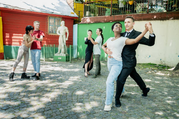 street artist man teaching tango to tourist on caminito, buenos aires, argentina - young adult argentinian culture argentinian ethnicity black imagens e fotografias de stock