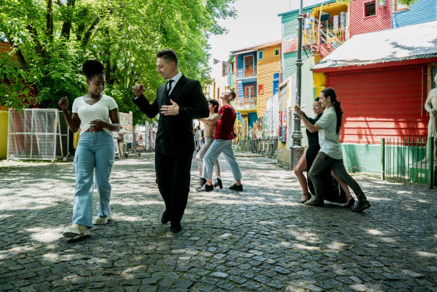 homem artista de rua ensinando tango a turista em caminito, buenos aires, argentina - young adult argentinian culture argentinian ethnicity black - fotografias e filmes do acervo