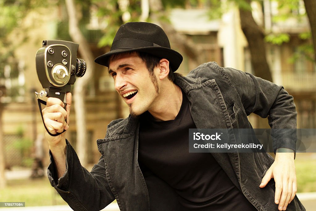 Joven operador mira a la cámara antigua - Foto de stock de Adulto libre de derechos