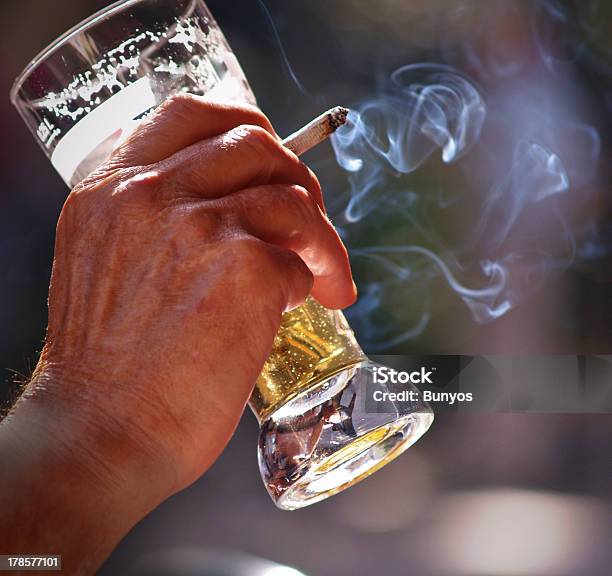 Bebiendo Cerveza Y Fumar Cigarrillos Foto de stock y más banco de imágenes de Fumar - Actividad - Fumar - Actividad, Humo - Estructura física, Fumar - Temas sociales