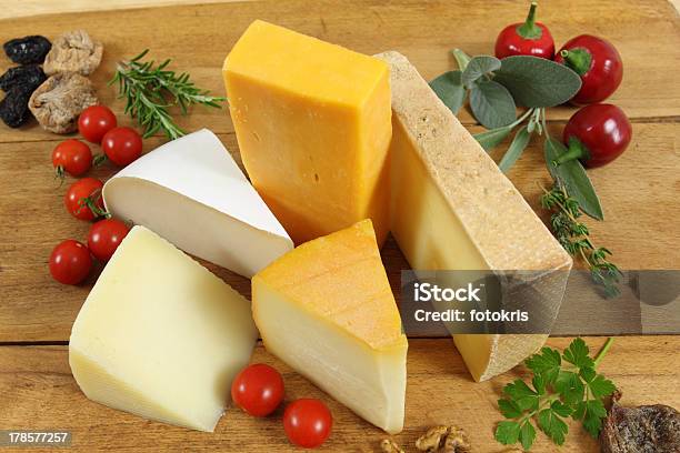 Käse Stockfoto und mehr Bilder von Bauholz-Brett - Bauholz-Brett, Cheddar - Käse, Feige
