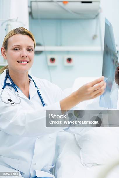Sorridente Médico A Verificar Raios X - Fotografias de stock e mais imagens de 30-39 Anos - 30-39 Anos, Adulto, Adulto de idade mediana