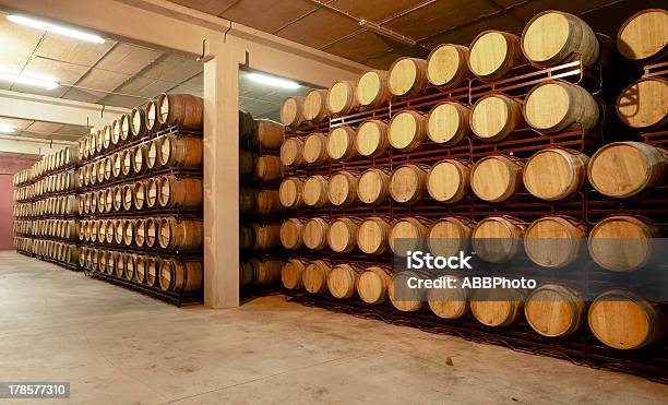 Foto de Barris De Vinho Na Adega De Envelhecimento e mais fotos de stock de Adega - Característica arquitetônica - Adega - Característica arquitetônica, Adega - Depósito, Agricultura