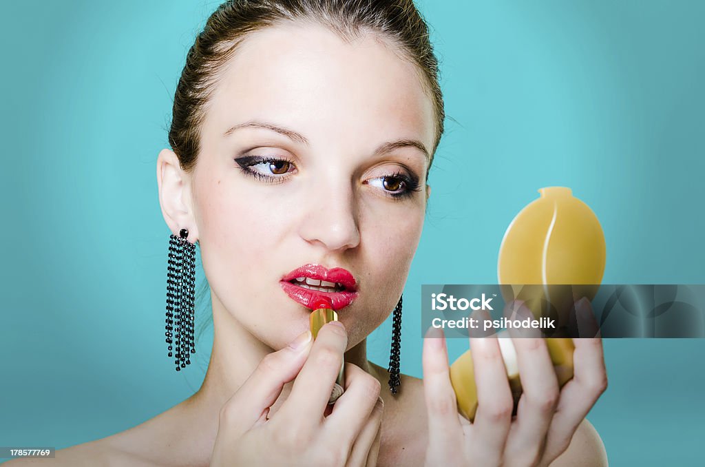 model kobiety stosujące Czerwona szminka - Zbiór zdjęć royalty-free (Blond włosy)