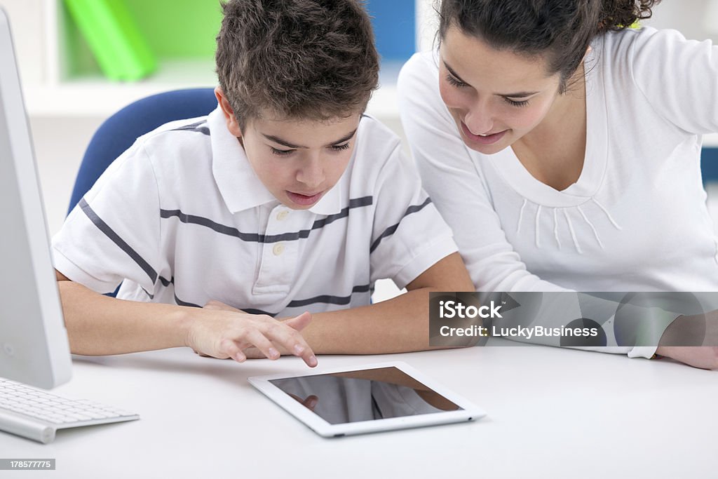 Schwester und Bruder spielt Spiel auf tablet pc - Lizenzfrei Bruder Stock-Foto