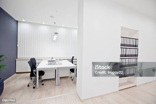 Büro Stockfoto und mehr Bilder von Bildkomposition und Technik - Bildkomposition und Technik, Büro, Bürostuhl